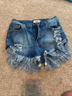 Vibrant Frayed Hem Distressed Denim Shorts - Washed Blue